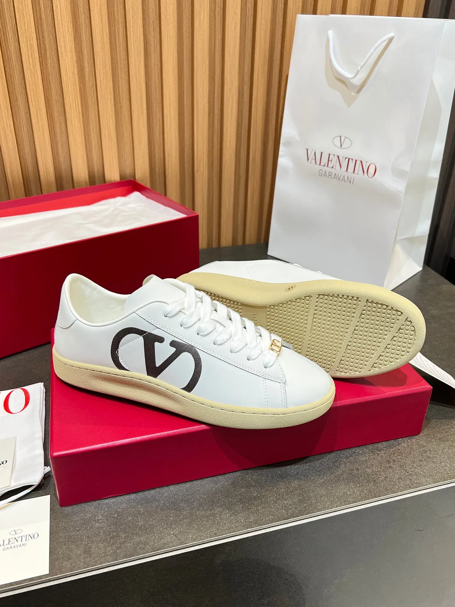 [Valentino] P: 640💰 Couple style, size: women 35-40▪️men 39-44 (45. Customized) Valentino VLTN casual shoes 2025 latest moral training shoes I can't put it down. Seiko details of cowhide sneakers, retro fashion, simple and advanced, casual matching. 1:1 restoration! Top luxury masterpiece, lace-up design, soft and comfortable imported calfskin brings excellent and elegant texture and excellent foot comfort. Top purchasing version upper: imported calfskin surface/original oil edge process + printing process. Inner lining: water-dyed cowhide lining. Outsole: original development 𝐓𝐏𝐔 two-color combination outsole. Packaging: full package with original configuration.